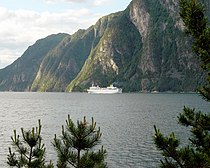 Storfjorden forgrener seg ved Stranda. Her er fjellet bratt ned i fjorden og veien er lagt lengre inn i landet over Lid (grend i Liabygda). Foto: Halvard Hatlen