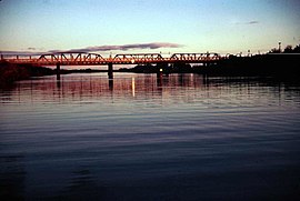 Ajuste de Sun sobre a ponte do trilho em Murray Bridge.jpg