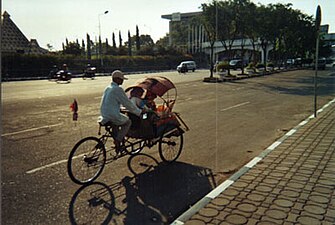 Straatbeeld Surabaya, op de voorgrond een Becak