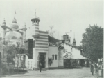 Svenska maltkaffefabrikens paviljong "Kaffekvarnen" i bakgrunden. Bild från Stockholmsutställningen 1897.