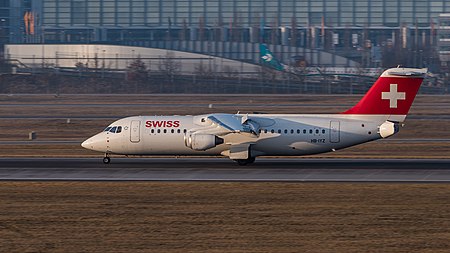 English: Swiss International Air Lines British Aerospace Avro 146-RJ100 (reg. HB-IYZ, msn E3338) at Munich Airport (IATA: MUC; ICAO: EDDM). Deutsch: Swiss International Air Lines British Aerospace Avro 146-RJ100 (Reg. HB-IYZ, msn E3338) auf dem Flughafen München (IATA: MUC; ICAO: EDDM).