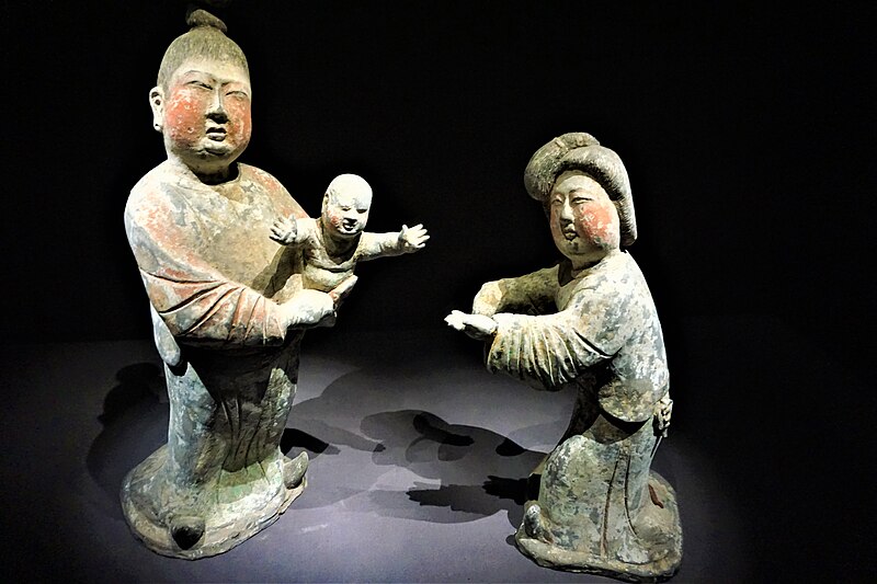 File:Tang Dynasty Painted Pottery Figures - Aurora Art Museum, Shanghai - Joy of Museums.jpg