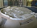 Модель города Мегиддо (X век до н.э.). Видно множество строений базиликального типа с возвышающейся средней частью
