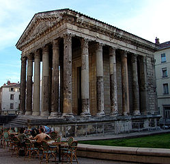 Temple d'Auguste et de Livie, en plein jour.