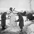 Le 6 janvier 1945 des artilleurs du Royaume-Uni combattant en Italie et servant un canon antiaérien, confectionnent près de celui-ci un bonhomme de neige caricaturant une sentinelle allemande. Leur réalisation porte même un authentique stahlhelm.