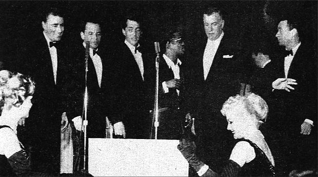 The Rat Pack au Sands Hotel and Casino en 1960 : Peter Lawford, Frank Sinatra, Dean Martin, Sammy Davis, Jr., Jack Entratter et Joey Bishop.