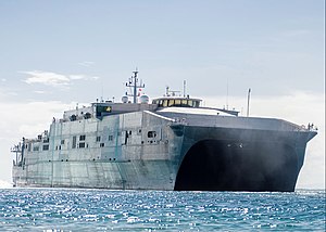 Il giunto ad alta velocità nave USNS Spearhead (JHSV 1) parte da Puerto Castilla, Honduras, settembre 140902-N-XQ474-001 (ritagliato).jpg