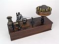 Un praxinoscope d'Ernst Plank, de Nuremberg, Allemagne, mû par un moteur à air chaud miniature. Il se trouve de nos jours dans la collection de Thinktank, Musée de la science de Birmingham.