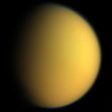 Titan dalam warna alami