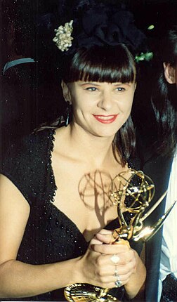 Tracey Ullman tenant un Emmy Award.