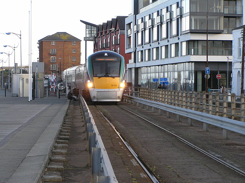 File:Train approaching quays in wexford town from Rosslare apr2012.JPG