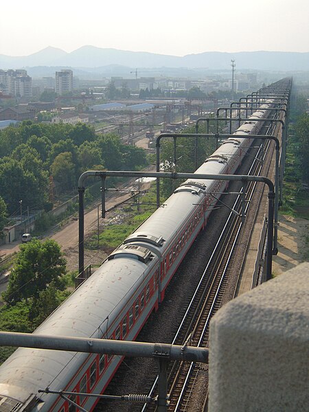 File:Train in Nanjing Yangtze River Bridge.JPG