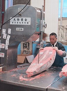 Tsukiji.CuttingFrozenTuna.jpg