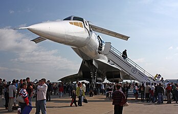 Tupolev Tu-144 no 77115 à МАКС 2009. On distingue nettement le nez basculant baissé et les « moustaches » déployées. Il s'agit du canard rétractable, servant, à basse altitude, pour le contrôle du tangage. Ces plan disposent même de volets de courbure. (définition réelle 4 094 × 2 628)