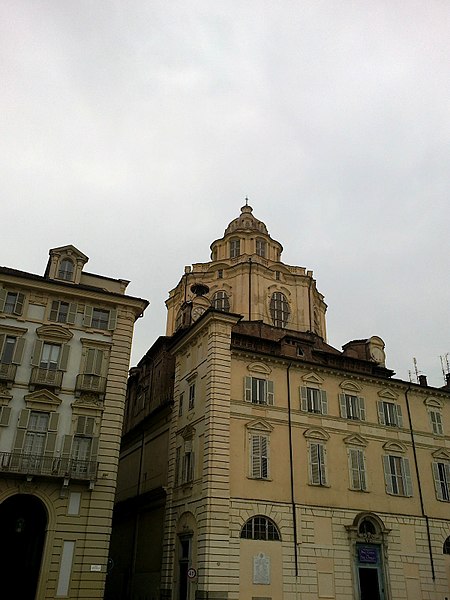 File:Turin Piazza Castello Chiesa San Lorenzo - panoramio.jpg