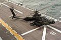 AH-64 Apache готується до зльоту зі злітної палуби універсального десантного корабля USS «Нассау» (LHA 4) під час тренування