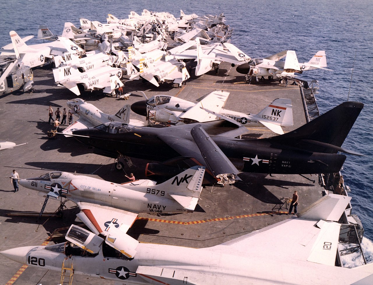 1280px-USS_Constellation_%28CVA-64%29_flight_deck_1967.jpeg