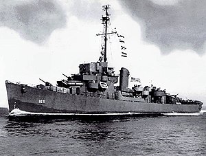 USS Parks (DE-165), yaklaşık 1945'te devam ediyor.jpg