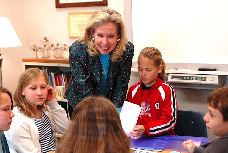 File:US Navy 070117-N-8132M-014 Guidance counselor Elizabeth Prince facilitates an Anchors Away program for children at Christopher Farms Elementary, Virginia Beach, Va.jpg