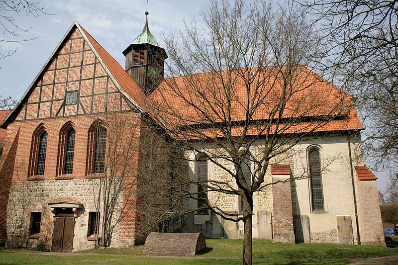 File:Uelzen Oldenstadt - Am Alten Kreishaus - Klosterkirche 04 ies.jpg