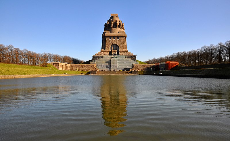 File:Völkerschlachtdenkmal Tag.jpg