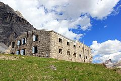 トレ・サッシ要塞(Forte Tre Sassi)。右奥にアヴェラーウ(Averau, 2647 m)が見える。