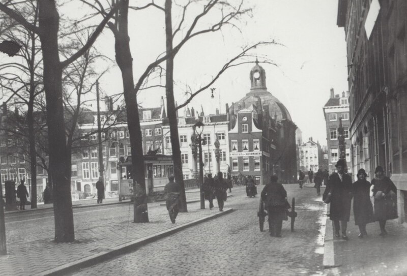 File:Verkeer bij de Gedempte Glashaven met op de achtergrond de Regentessebrug over de Wijnhaven, Posthoornsteeg en Lutherse Kerk 1929.jpg