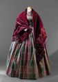 Romantiikan ajan mekko ja huivi noin vuodelta 1850.