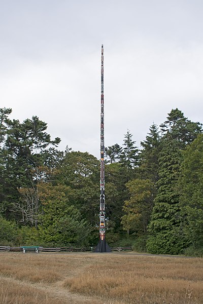 File:Victoria Beacon Hill Park Story Pole general view.jpg