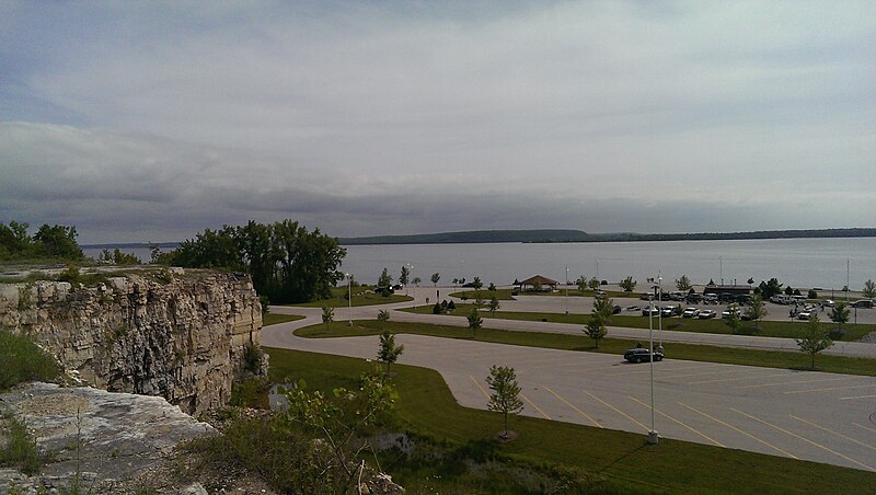 File:View of parked cars from the top of the rock cut at the Old Stone Quarry, Sevastopol, Door County, Wisconsin.jpg