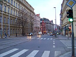 Část ulice na Vinohradech, pohled od Třebízského ulice směrem k Vinohradské tržnici, směrem zpět k Václavskému náměstí