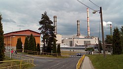 Pohled na obecní úřad (vlevo) a průmyslový komplex ve Vřesové