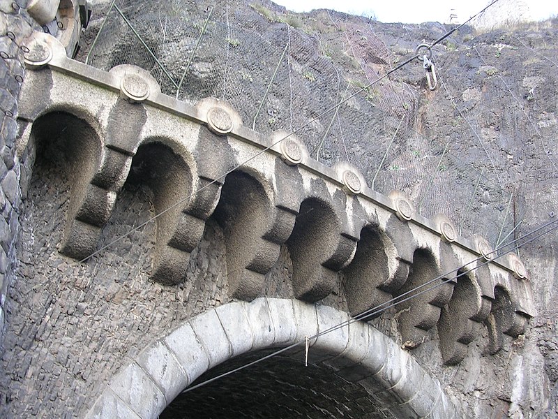 File:Vyšehradský tunel, nad portálem.jpg