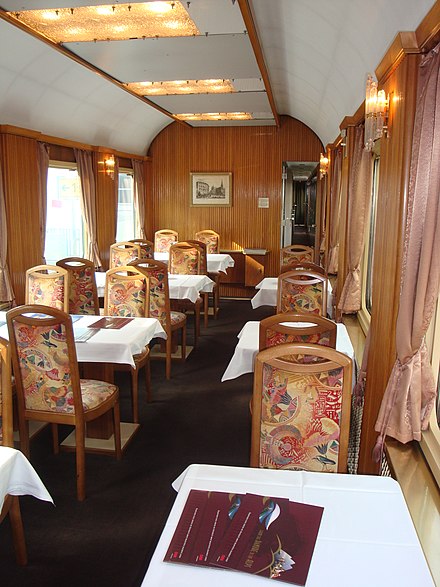 Un wagon restaurant à bord d'un train Autrichien.