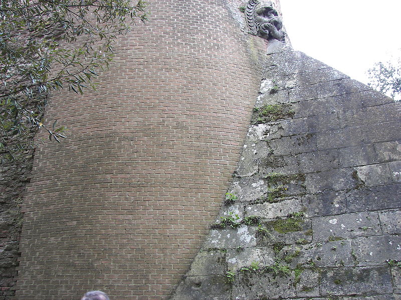 File:Walls of Siena 5.jpg