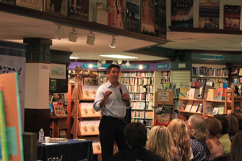 File:Wayne Pacelle at Nicola's Books.JPG