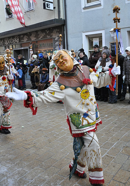 File:Weingarten Narrensprung 2013 Herbertingen Weckazwinger 01.jpg