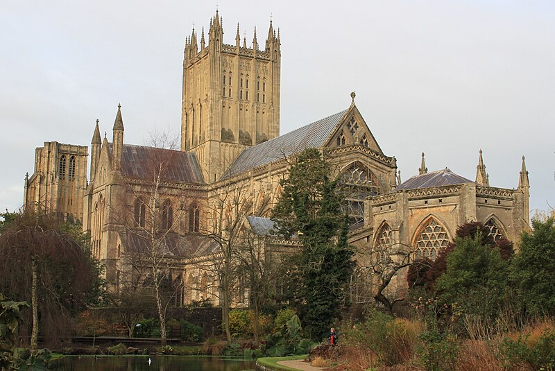 File:Wells Cathedral east end over the wall 4.jpg