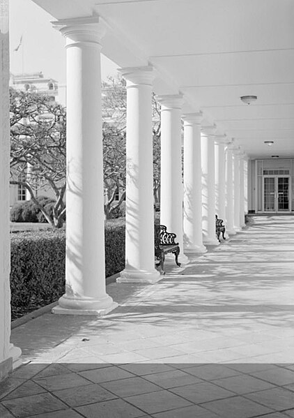 File:West Colonnade; Oblique View of Columns, looking SW.jpg