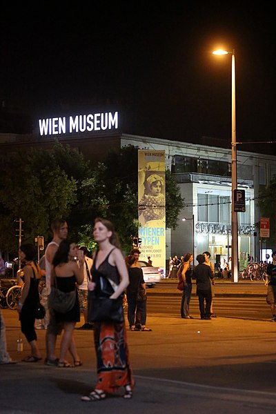 File:Wien Museum Popfest 2013 nachts.jpg