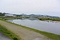 大阪府柏原市の大和川右岸から上流を望む、付替え前の旧大和川は屈曲部から左（北向き）に流れていた