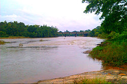 Panoramablick auf den Yennehole River sowie die Yennehole Bridge vom Dorf aus