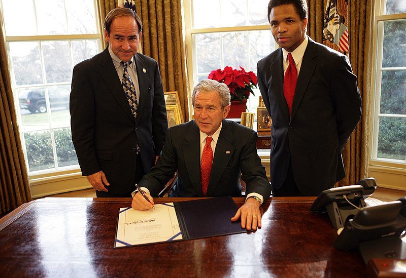 File:Zach Wamp and Jesse Jackson Jr. join President George W. Bush in a private bill signing ceremony.jpg