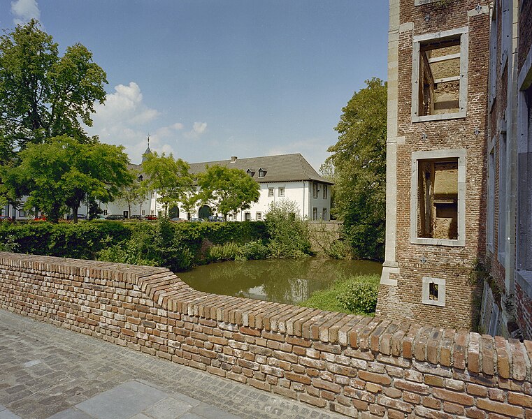 File:Zicht op de gebouwen van de voorburcht met rechts een gedeelte van de voorgevel van de omgrachte ruïne, gezien vanaf de toegangsbrug - Born - 20408133 - RCE.jpg