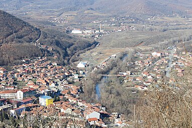 Panorama Zvečana viđena sa puta ka istoimenoj tvrđavi.