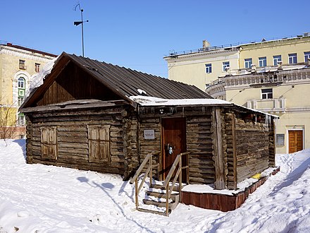 Первый дома. Дом-музей первый дом Норильска. Первый дом Урванцева. Домик Урванцева в Норильске. Деревянная изба первый дом Норильска.