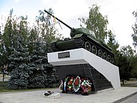 Памятник-танк на центральной площади города Чехов