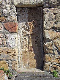 Գտչավանքի վանական համալիրի գավթի դռան կողքին ագուցված խաչքար