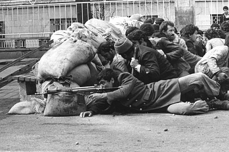 İran Devrimi sırasında çarpışan silahlı devrimci milisler; Kış, 1978. (Üreten: Bilinmiyor)