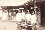 ടൈൽ ഫാക്ടറിയിലെ ജോലിക്കാരുടെ വസ്ത്രധാരണം (1873 - 1902).